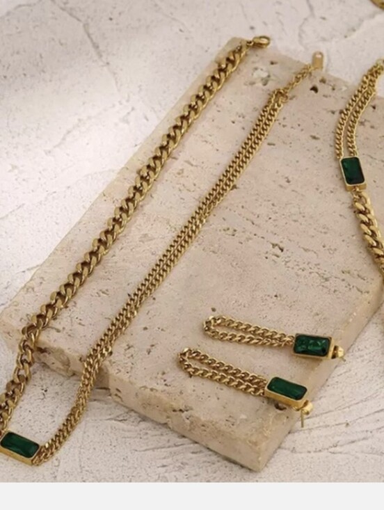 Jewelry - 4 Piece Emerald Gold Jewelry Set